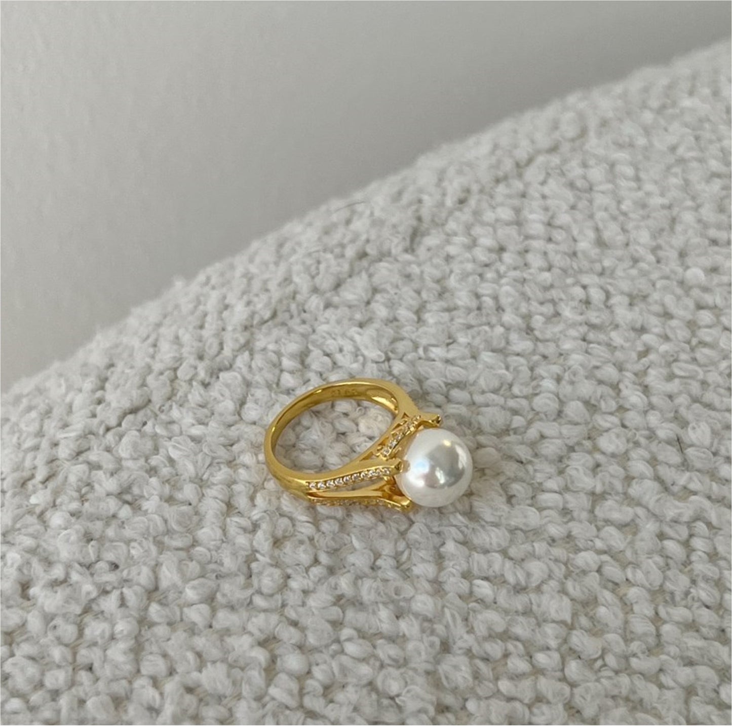 JUDITH Classic Pearl Ring 18K Gold Plated